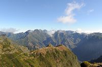 La plateau de Paúl da Serra à Madère. Vue sur encumeada. Cliquer pour agrandir l'image dans Adobe Stock (nouvel onglet).
