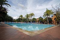L'hôtel Tikida Garden à Marrakech au Maroc. Piscine decouverte. Cliquer pour agrandir l'image dans Adobe Stock (nouvel onglet).