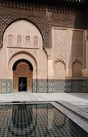 La médersa Ben Youssef à Marrakech au Maroc. Bassin du patio. Cliquer pour agrandir l'image dans Adobe Stock (nouvel onglet).