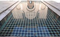 La médersa Ben Youssef à Marrakech au Maroc. Bassin du patio. Cliquer pour agrandir l'image dans Adobe Stock (nouvel onglet).
