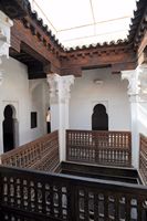 La médersa Ben Youssef à Marrakech au Maroc. Puits de lumière chambres. Cliquer pour agrandir l'image dans Adobe Stock (nouvel onglet).