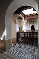 La médersa Ben Youssef à Marrakech au Maroc. Puits de lumière chambres. Cliquer pour agrandir l'image dans Adobe Stock (nouvel onglet).