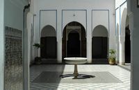 Le palais de la Bahia à Marrakech au Maroc. Petite cour du palais de la Bahia. Cliquer pour agrandir l'image dans Adobe Stock (nouvel onglet).