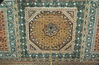 Le palais de la Bahia à Marrakech au Maroc. Plafond du pavillon privé du palais de la Bahia. Cliquer pour agrandir l'image dans Adobe Stock (nouvel onglet).