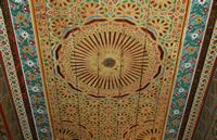 Le palais de la Bahia à Marrakech au Maroc. Plafond du pavillon privé du palais de la Bahia. Cliquer pour agrandir l'image dans Adobe Stock (nouvel onglet).