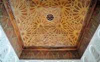La médersa Ben Youssef à Marrakech au Maroc. Hall d'entrée. Cliquer pour agrandir l'image.