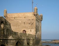 La ville d'Essaouira au Maroc. Sqala du port, tour carrée. Cliquer pour agrandir l'image.