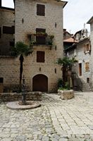 La ville close de Kotor au Monténégro. Palais. Cliquer pour agrandir l'image dans Adobe Stock (nouvel onglet).