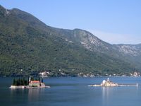 Le village de Perast au Monténégro. Îles à Perast. Cliquer pour agrandir l'image.