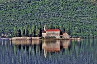Le village de Perast au Monténégro. Île Saint-Georges à Perast. Cliquer pour agrandir l'image.