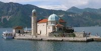 Le village de Perast au Monténégro. Île Notre-Dame-du-Rocher. Cliquer pour agrandir l'image.