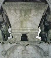 Chêne pédonculé. Sculpture sur tombe. Cliquer pour agrandir l'image.