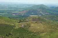 Le puy de Clerziou vu depuis le sommet du puy de Dôme. Cliquer pour agrandir l'image dans Adobe Stock (nouvel onglet).