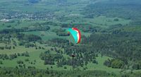 Un parapente au puy de Dôme. Cliquer pour agrandir l'image dans Adobe Stock (nouvel onglet).