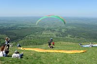Un parapente au puy de Dôme. Cliquer pour agrandir l'image dans Adobe Stock (nouvel onglet).