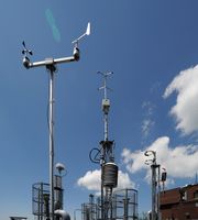 Les capteurs du toit de l'observatoire du puy de Dôme. Cliquer pour agrandir l'image dans Adobe Stock (nouvel onglet).