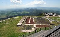 Le Temple de Mercure du Puy de Dôme. Les ruines du Temple de Mercure vues depuis l'observatoire. Cliquer pour agrandir l'image dans Adobe Stock (nouvel onglet).