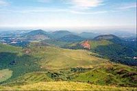 La Chaîne des Puys en Auvergne. Le nord de la chaîne des Puys vu depuis le puy de Dôme. Cliquer pour agrandir l'image.