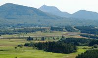 La Chaîne des Puys en Auvergne. La chaîne des Puys vue depuis la roche de Sauterre. Cliquer pour agrandir l'image.