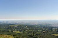 La Chaîne des Puys en Auvergne. La faille d'effondrement de la Limagne vue depuis le Puy de Dôme. Cliquer pour agrandir l'image.