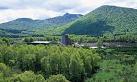 Le Puy de Côme en Auvergne. Vulcania vu depuis le Puy des Gouttes. Cliquer pour agrandir l'image.