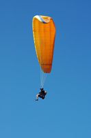 Puy de Dôme. histoire du volcan, Un parapente au puy de Dôme. Cliquer pour agrandir l'image.