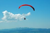 Puy de Dôme. histoire du volcan, Un parapente au puy de Dôme. Cliquer pour agrandir l'image.