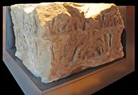 Le Temple de Mercure du Puy de Dôme. Registre inférieur d'un chapiteau du pronaos (?). Cliquer pour agrandir l'image.