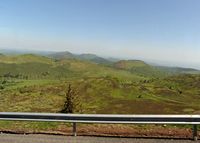 Le train panoramique du Puy de Dôme. La vue depuis le Panoramique des Puys. Cliquer pour agrandir l'image.