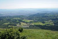 Le train panoramique du Puy de Dôme. Le parking vu depuis le sommet. Cliquer pour agrandir l'image.