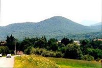 Puy de la Nugère. Vu de la route. Cliquer pour agrandir l'image.