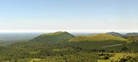 Puy du Grand Suchet. Le Puy du Grand Suchet vu depuis le Puy de Dôme. Cliquer pour agrandir l'image.