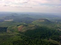 Le Puy Pariou en Auvergne. Puy Pariou avec le puy des Goules et le Grand Sarcoui en arrière-plan. Cliquer pour agrandir l'image.