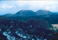 Les puys du Petit Sarcouy. Grand Sarcouy et des Goules. Cliquer pour agrandir l'image.