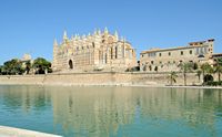 Le quartier de la cathédrale de Palma de Majorque. Le palais épiscopal vu depuis le Parc de la Mer. Cliquer pour agrandir l'image dans Adobe Stock (nouvel onglet).