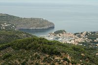 Le village de Port de Sóller à Majorque. Port de Sóller vu depuis le Mirador de Ses Barques. Cliquer pour agrandir l'image dans Adobe Stock (nouvel onglet).