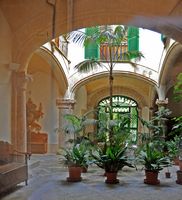 Le quartier de la cathédrale de Palma de Majorque. L'hospice de la Fraternité Saint-Pierre et Saint-Bernard. Cliquer pour agrandir l'image.