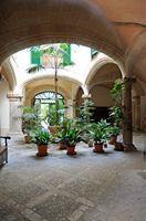 Le quartier de la cathédrale de Palma de Majorque. L'hospice de la Fraternité Saint-Pierre et Saint-Bernard. Cliquer pour agrandir l'image.
