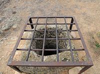 Les ruines de la cité romaine de Pollentia à Majorque. Puits sur le forum. Cliquer pour agrandir l'image.