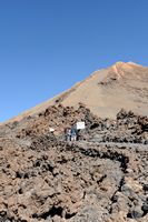 Het Nationaal Park van de Teide in Tenerife. Gereguleerde toegang tot de top van de Pico del Teide. Klikken om het beeld te vergroten in Adobe Stock (nieuwe tab).