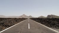 Het Nationaal Park van de Teide in Tenerife. De weg van Boca Tauce door de smelt van 1798. Klikken om het beeld te vergroten in Adobe Stock (nieuwe tab).