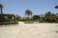 Het dorp Caleta de Fuste in Fuerteventura. De tuin van het hotel Elba Carlota in Caleta de Fuste. Klikken om het beeld te vergroten in Adobe Stock (nieuwe tab).