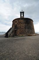 Het dorp Playa Blanca in Lanzarote. Het Castillo de las Coloradas. Klikken om het beeld te vergroten in Adobe Stock (nieuwe tab).
