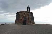 Het dorp Playa Blanca in Lanzarote. Het Castillo de las Coloradas. Klikken om het beeld te vergroten in Adobe Stock (nieuwe tab).