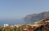 Het dorp Puerto de Santiago in Tenerife. Acantilado de los Gigantes vanuit het oogpunt van Archipenque. Klikken om het beeld te vergroten in Adobe Stock (nieuwe tab).