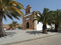 Het dorp Vega de Río Palmas in Fuerteventura. De Kerk van Onze Lieve Vrouw van de Rots (Ermita de Nuestra Señora de la Peña). Klikken om het beeld te vergroten in Adobe Stock (nieuwe tab).