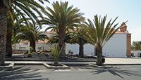 Het dorp Vega de Río Palmas in Fuerteventura. De Kerk van Onze Lieve Vrouw van de Rots (Ermita de Nuestra Señora de la Peña). Klikken om het beeld te vergroten in Adobe Stock (nieuwe tab).