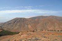 Het dorp Vega de Río Palmas in Fuerteventura. De dam op de Barranco de Las Peñitas. Klikken om het beeld te vergroten in Adobe Stock (nieuwe tab).