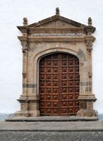 De stad Garachico in Tenerife. De deur van de kerk Sint-Anna. Klikken om het beeld te vergroten in Adobe Stock (nieuwe tab).