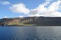 De stad Haría in Lanzarote. De uitzichttoren van de Rio (Mirador del Río). Het landtong van de Batterij gezien sinds de veerboot van La Graciosa. Klikken om het beeld te vergroten in Adobe Stock (nieuwe tab).